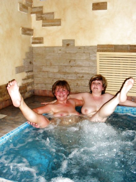 Девушки в общественной бане