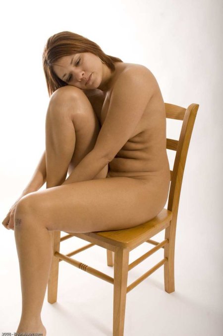 Голые женщины красотки на стуле