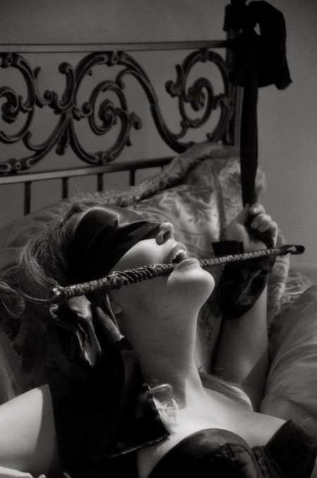 Рабыня прикована к кровати