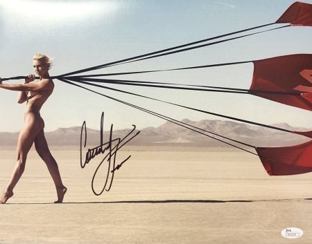 Голая на парашюте видео ню