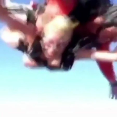 Голая прыгнула с парашютом