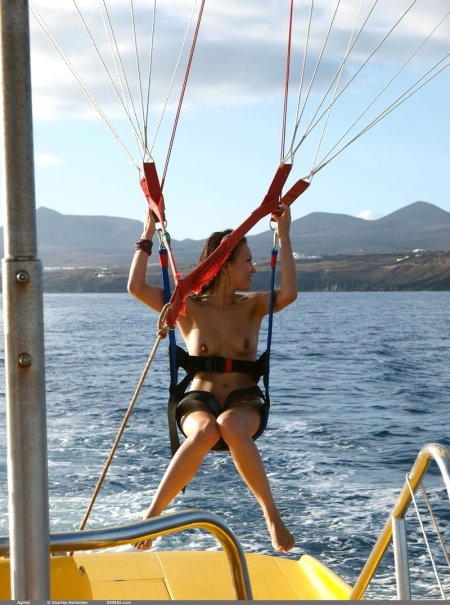 Голая девушка-парашютистка