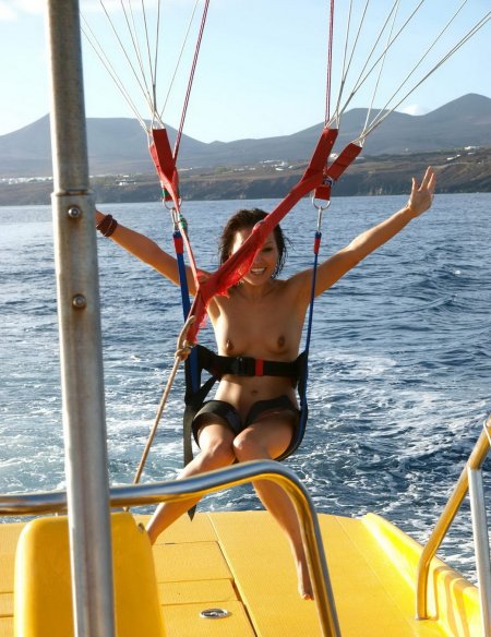 Голые девчонки на парашютах