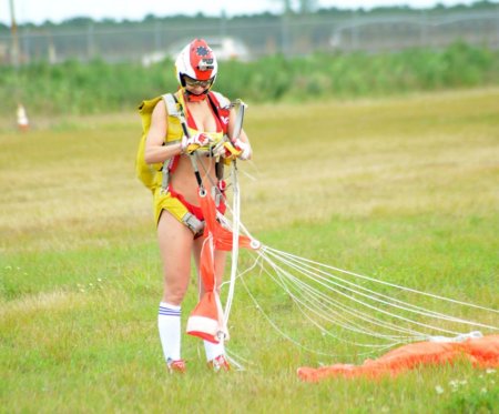 Голые девчонки на парашютах