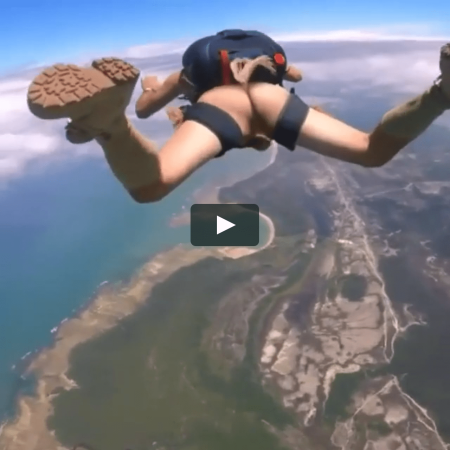 Голые женщины прыгают с парашютом