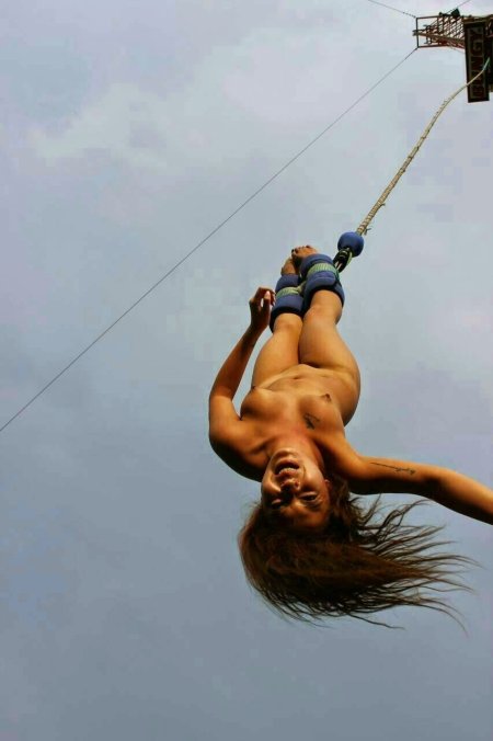 Прыгает с тарзанки голая