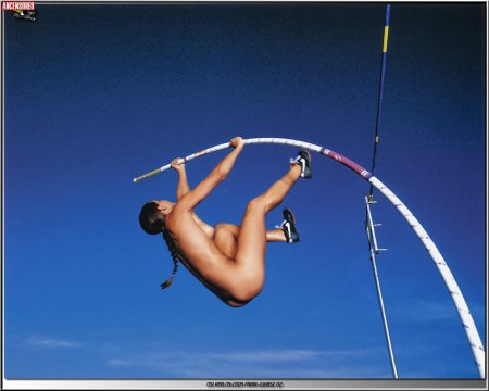 Прыгает голая с шестом