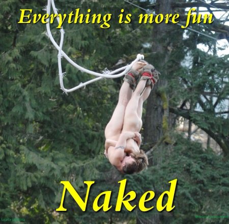 Девушка ню на тарзанке