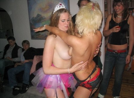 Голые телки на корпоративе