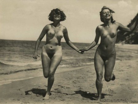Нудистки ретро голые девочки