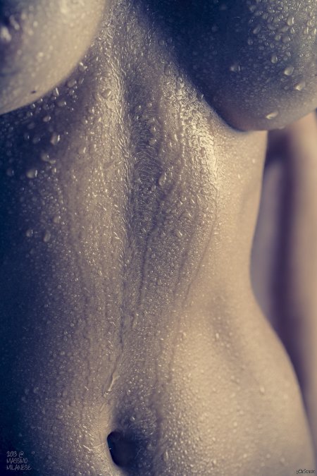 Голое женское тело в мурашках