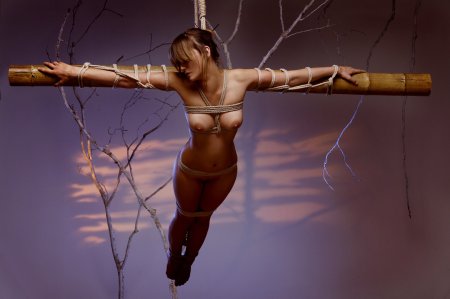 Девушки колючая проволока бдсм