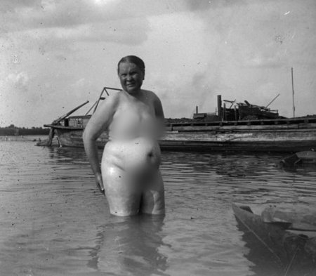 Купание голышом в деревне ретро