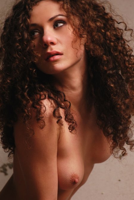 Девушки с кудрявыми волосами ню