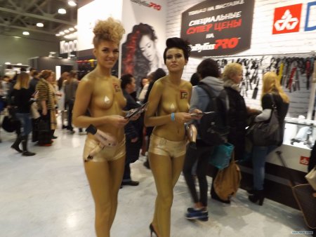 Телки на выставке голые