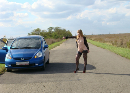Жена без трусов на дороге