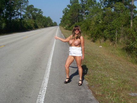 Голые женщины на трассе
