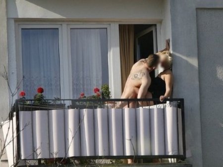 Голые в окнах соседних домов