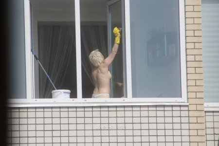 Голые женщины в окнах домов