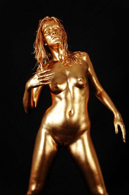 Голая в золотых украшениях