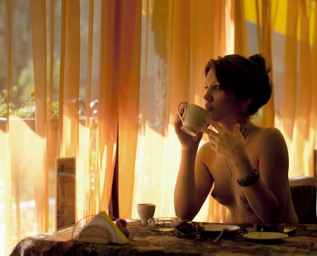 Голая женщина с кофе утром