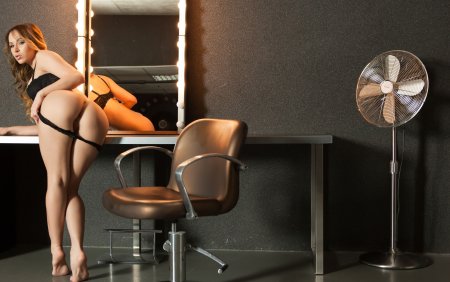 Шикарная задница на стуле