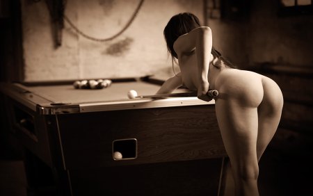 Девушка раздевается на столе
