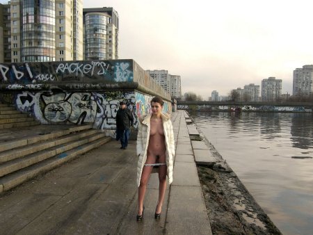 Девушка голышом на набережной