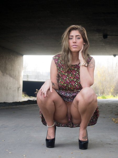 Женщина нв карачках без трусов