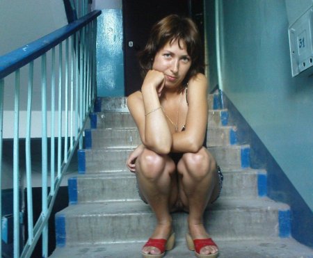 Голая женщина в подъезде частное