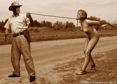 Голая женщина на плантации