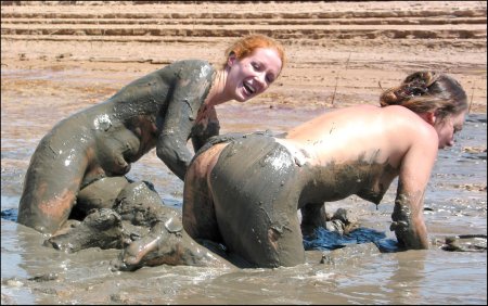 Голые женщины в грязевых ваннах