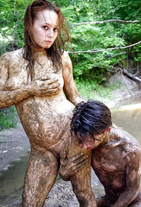 Голышом купается в грязи