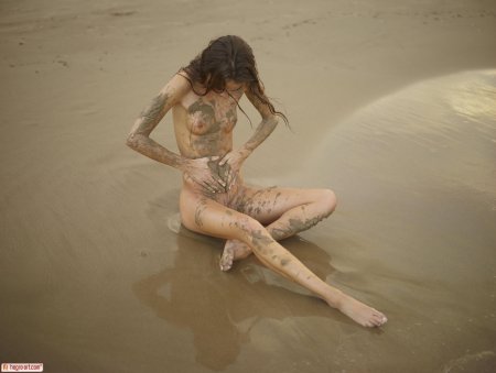Фотосессии девушек ню в грязи