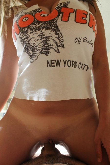 Девушка в майке без трусов