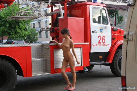 Голые женщины пожарной машины
