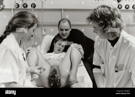 Голые беременные женщины рожают