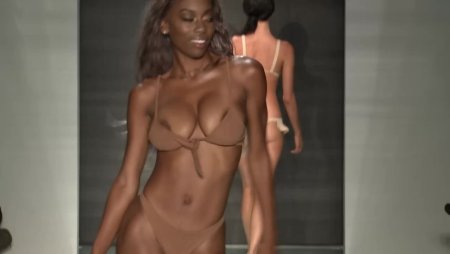 Голые фотомодели на подиуме гифки