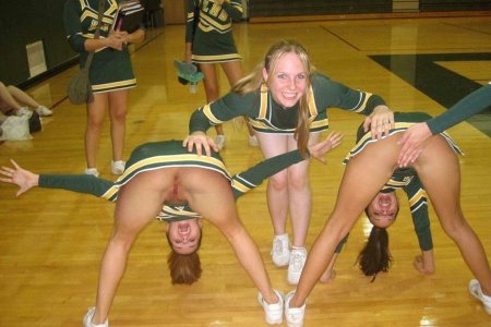 Черлидерша без трусиков