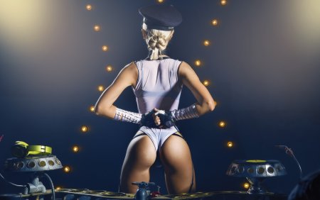 Девушки диджеи в купальниках