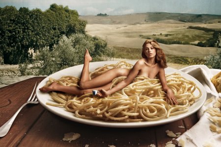 Голая женщина на столе с едой