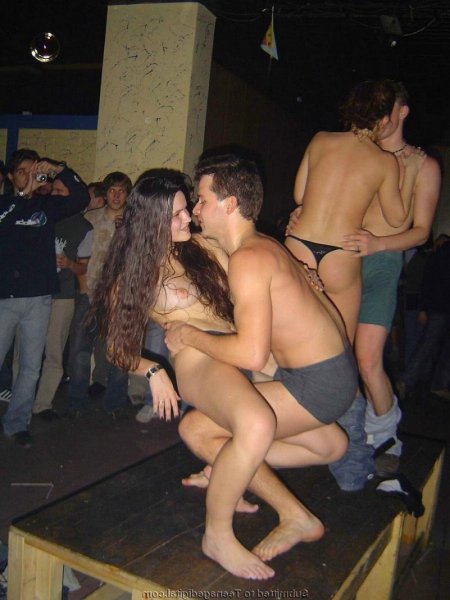 Девушка разделась в ночном клубе