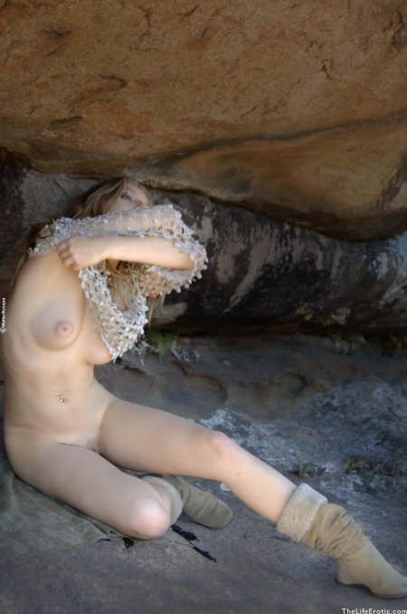 Голая в пещере