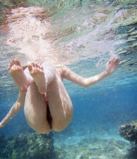 Голенькие девушки в воде