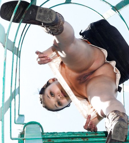 Девушки на лестнице без трусиков