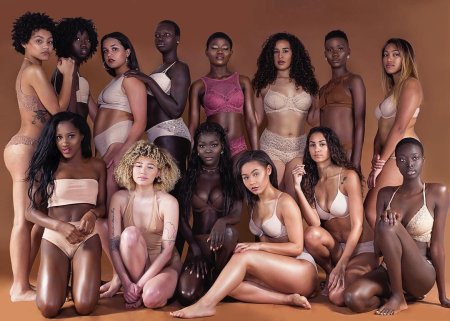 Толпа темнокожих девушек