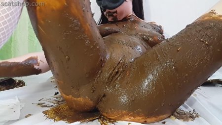 Голые женщины в дерьме