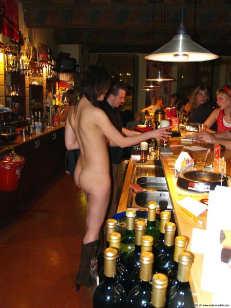 Голые официантки в барах и ресторанах