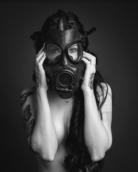 Девушка в противогазе