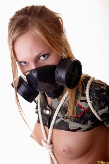 Бдсм связанные девушки в противогазе